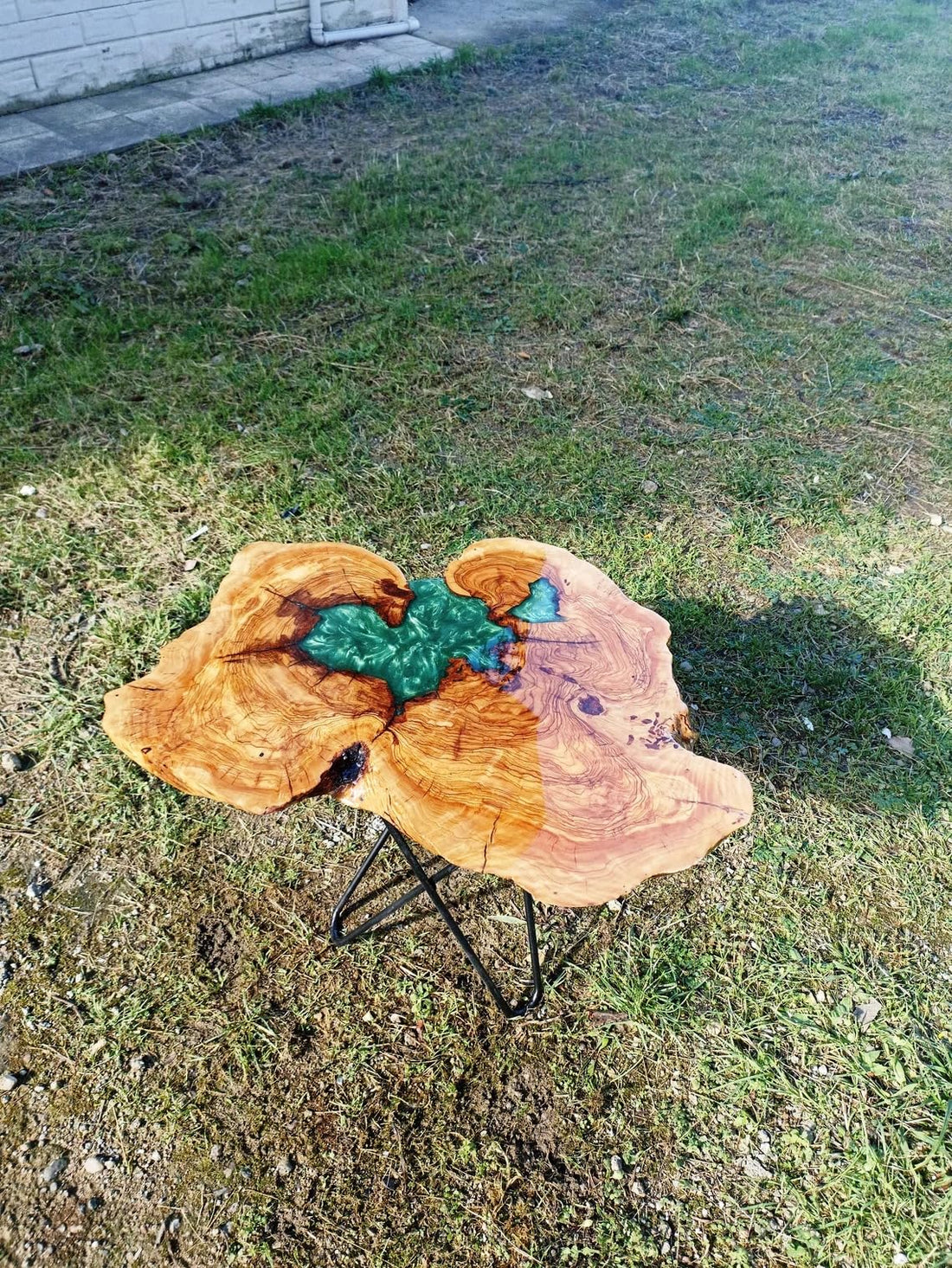 Customized Emerald Green Epoxy Resin Acacia Wood Round Coffee Table Side/End Table Epoxy Dining Table Living Room Table for 2, 4, 6, 8 Home Décor Patio Table